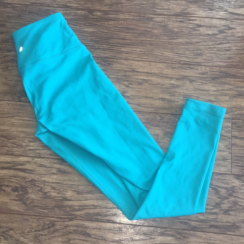 Yoga leggings in vibrant teal